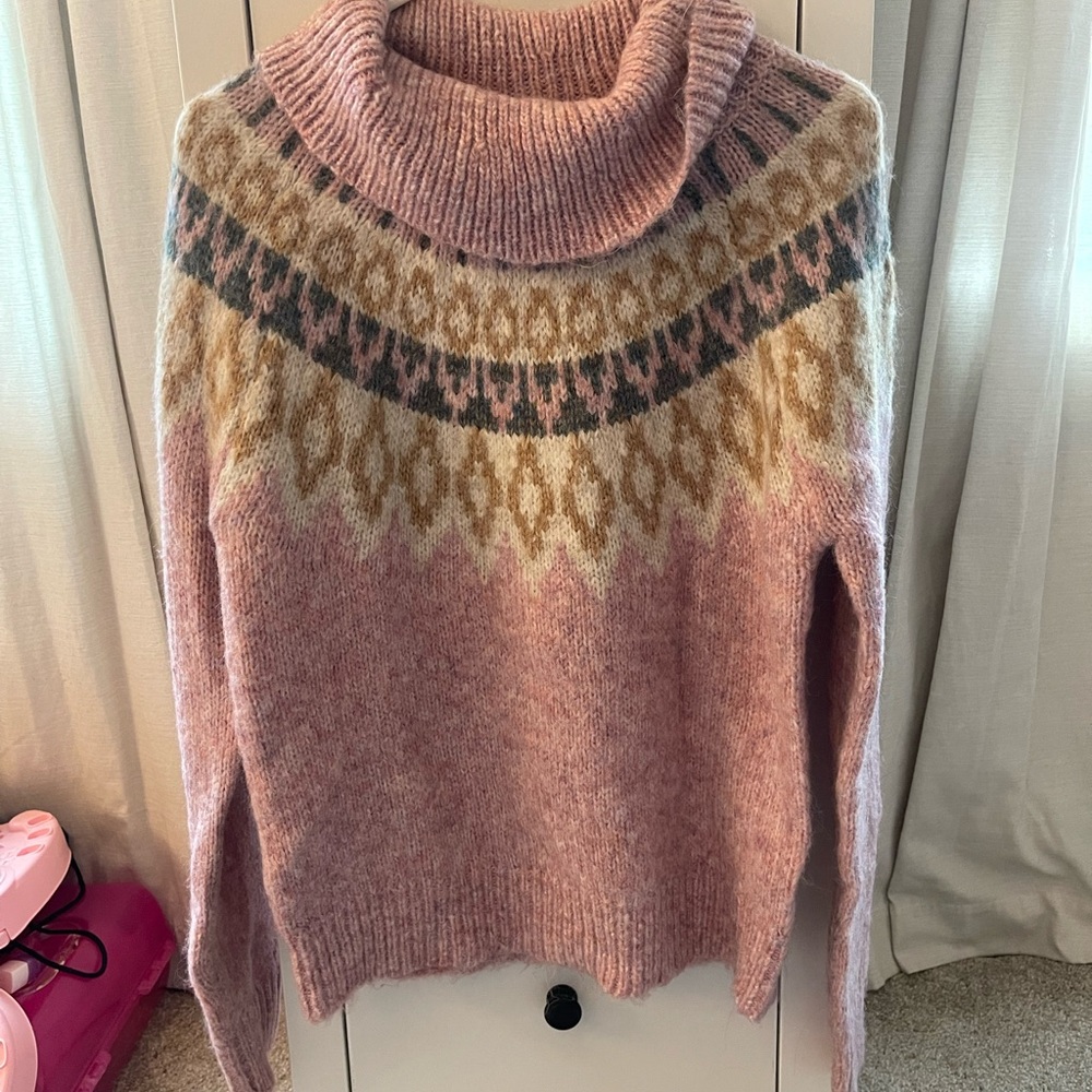 Cozy Pink Patterned Turtleneck Sweater